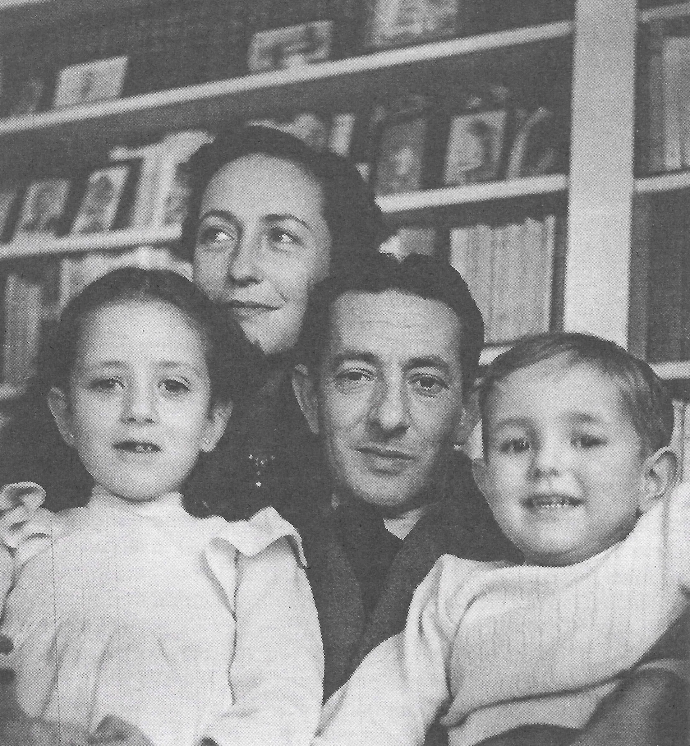 Con su mujer, Gloria de Ros, y sus hijos Gloria y Dionisio.