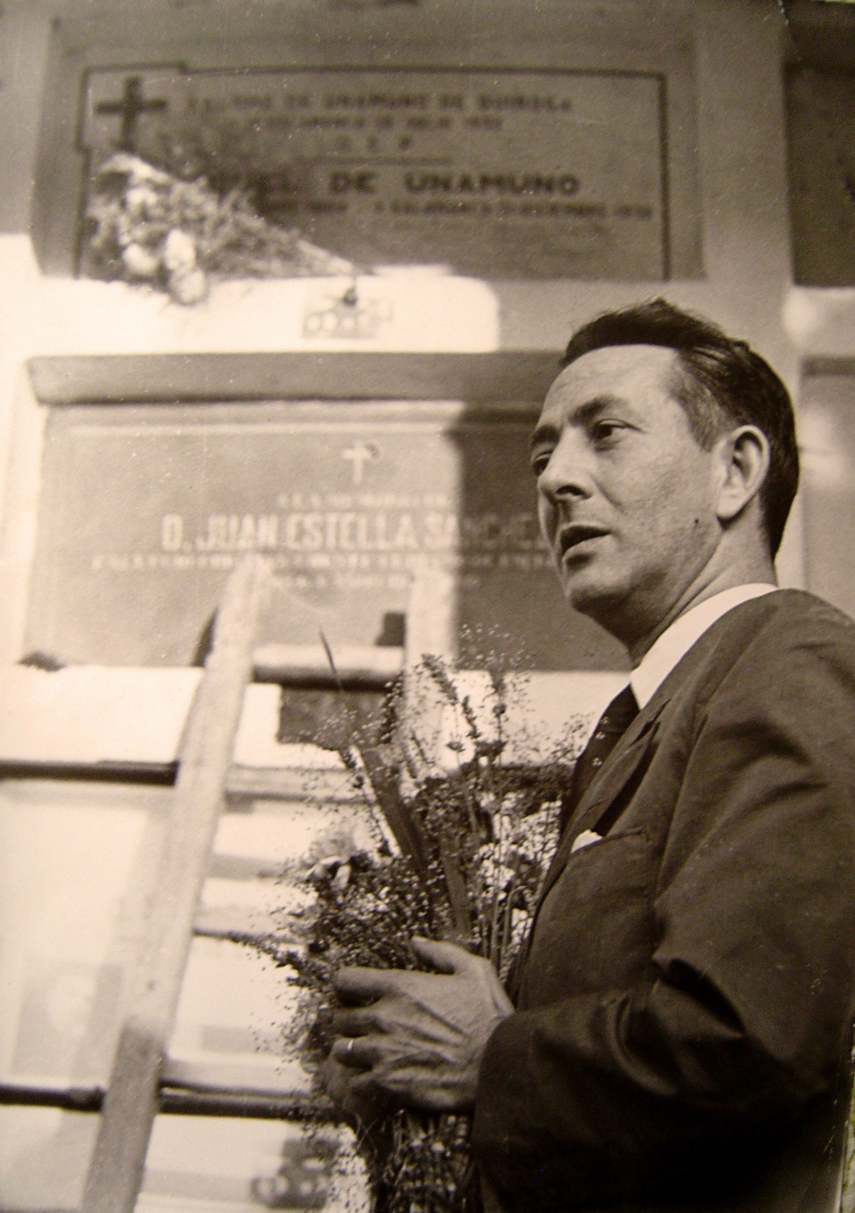 Ante la tumba de Miguel de Unamuno. Salamanca, 1953.