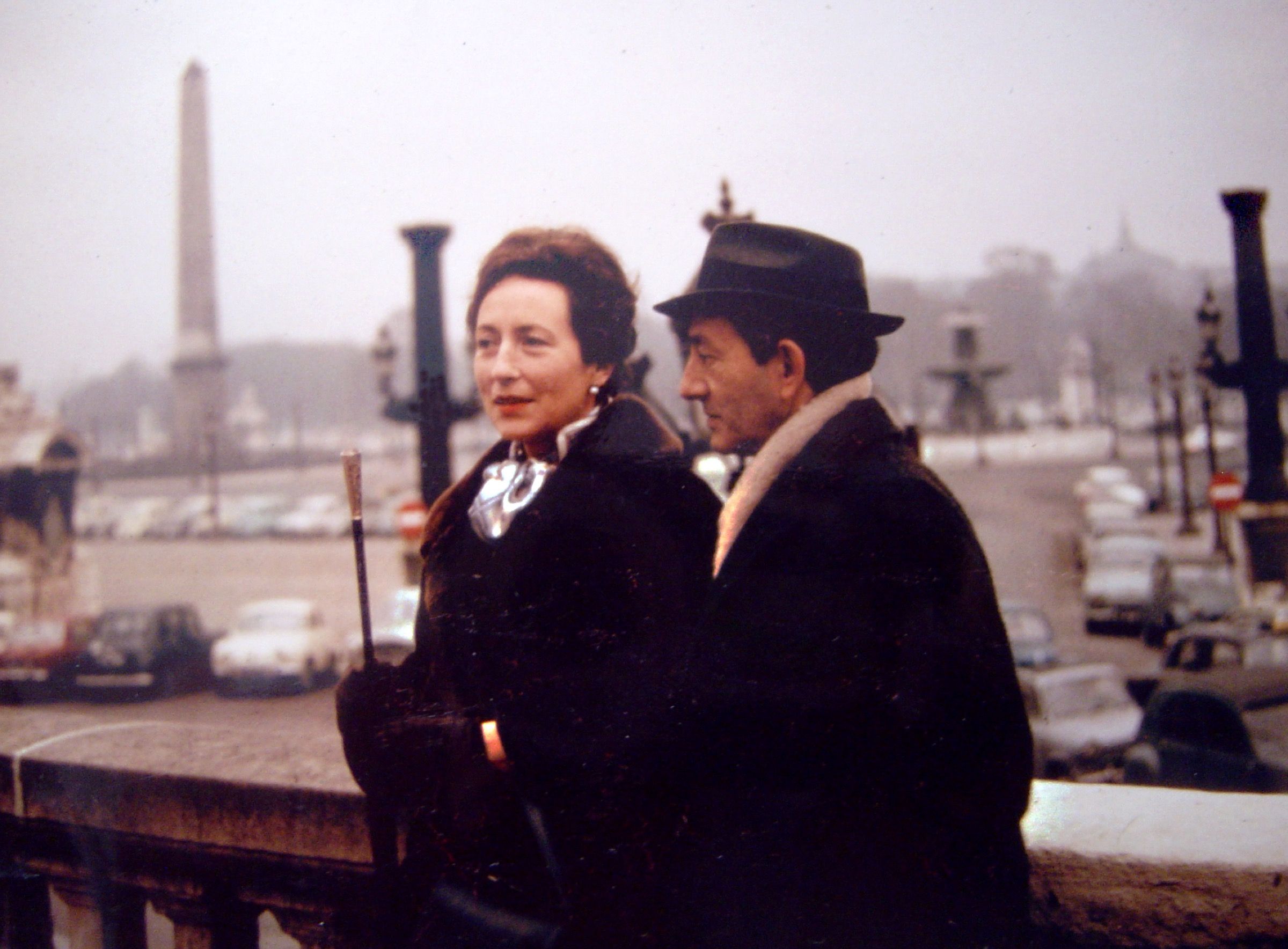 Exiliado en París, recibe la visita de su esposa, Gloria de Ros. 1963.