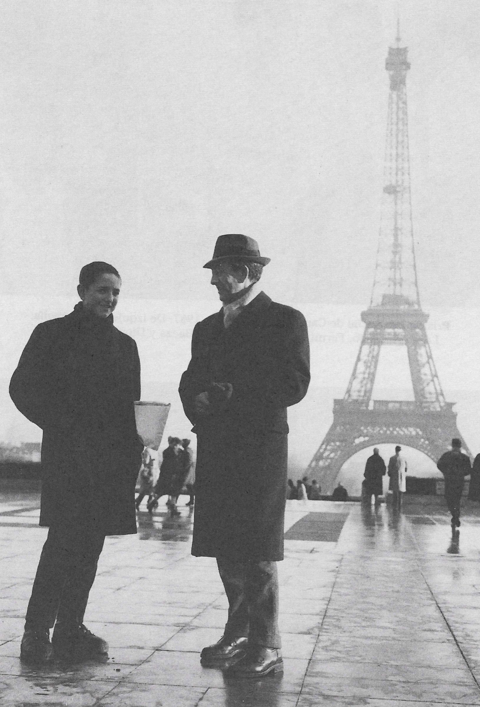 Exiliado en París, con su hijo. 1963.