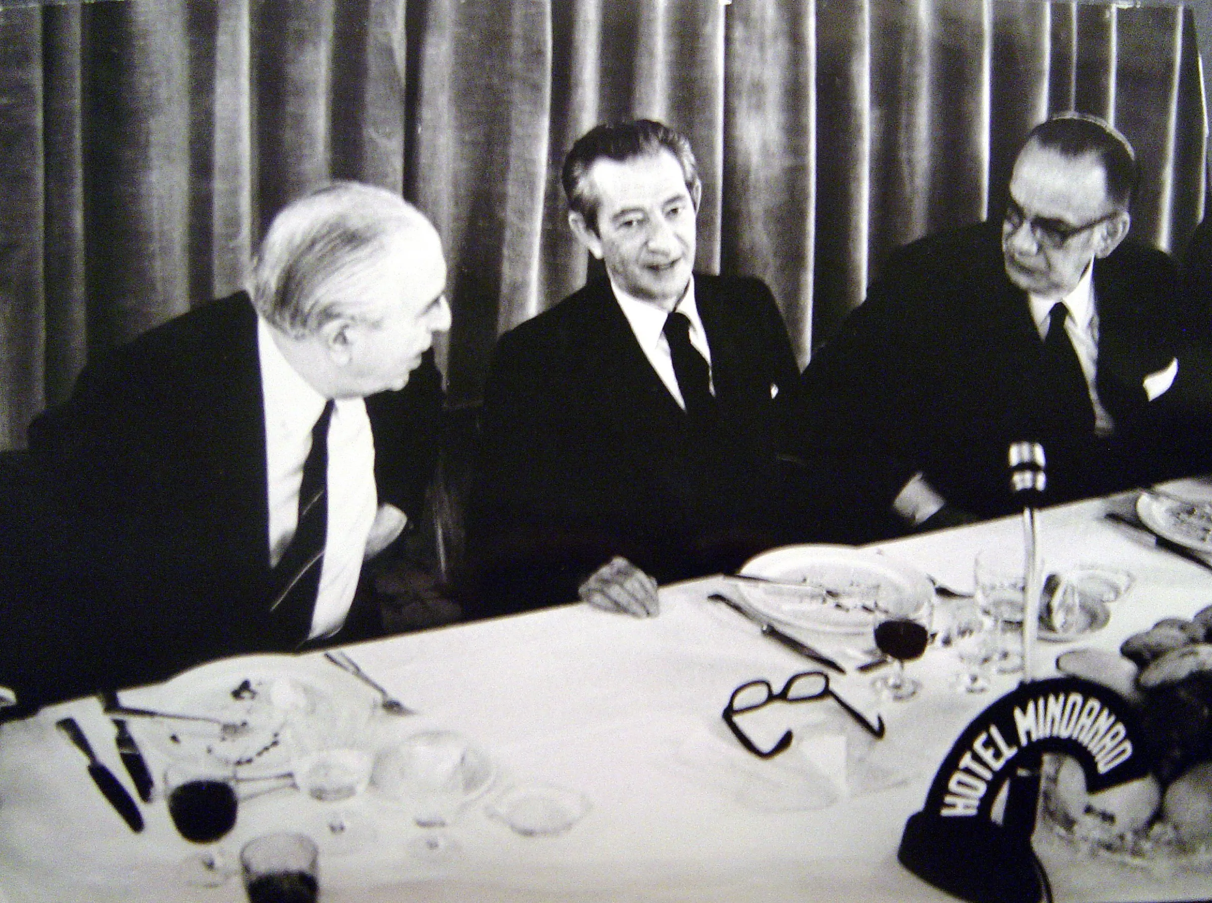 Cena homenaje en el hotel Mindanao. Pedro Laín Entralgo, Ridruejo y Camilo José Cela. Madrid, 15 de abril de 1975.