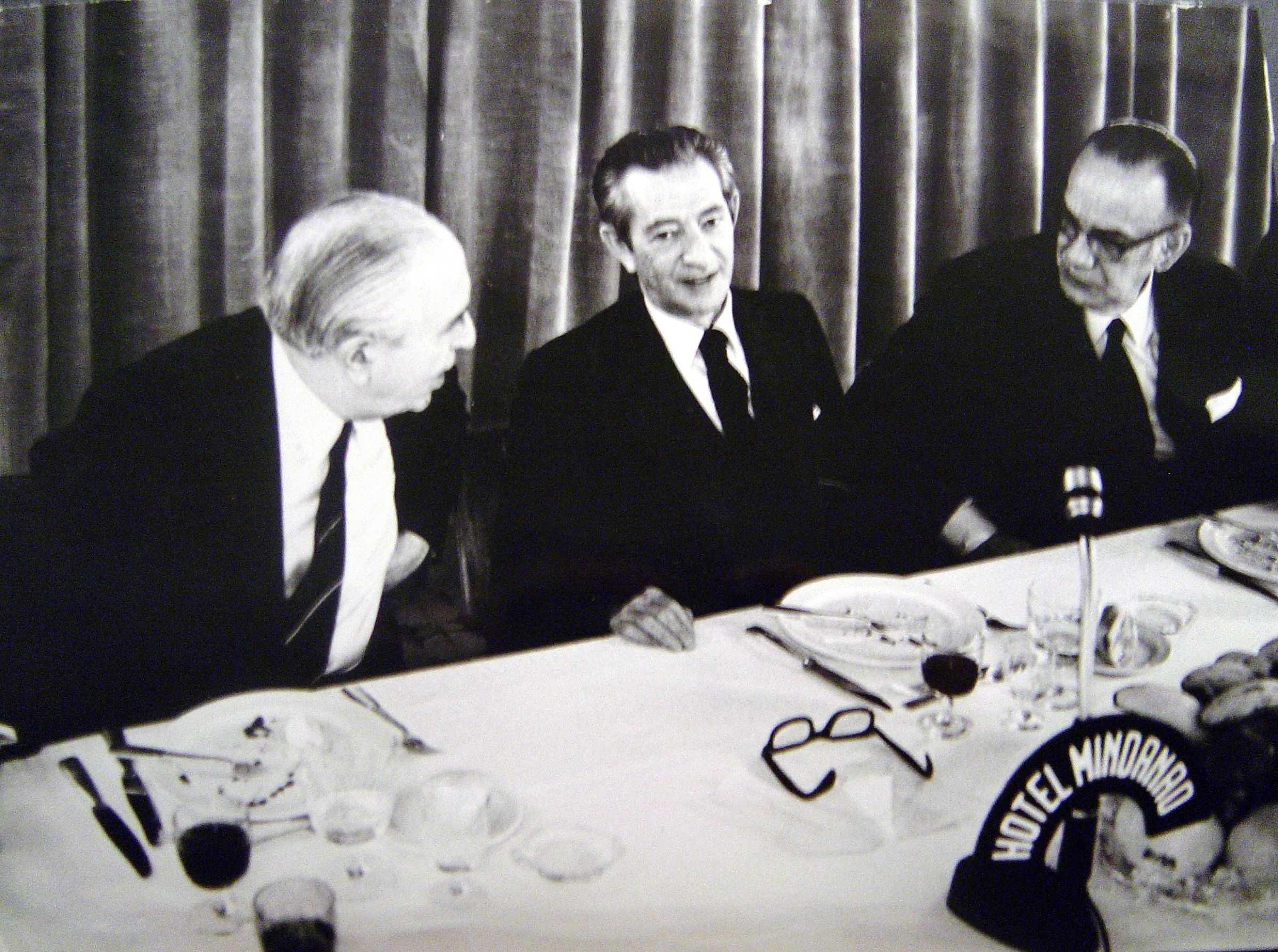 Cena homenaje en el hotel Mindanao. Pedro Laín Entralgo, Ridruejo y Camilo José Cela. Madrid, 15 de abril de 1975.