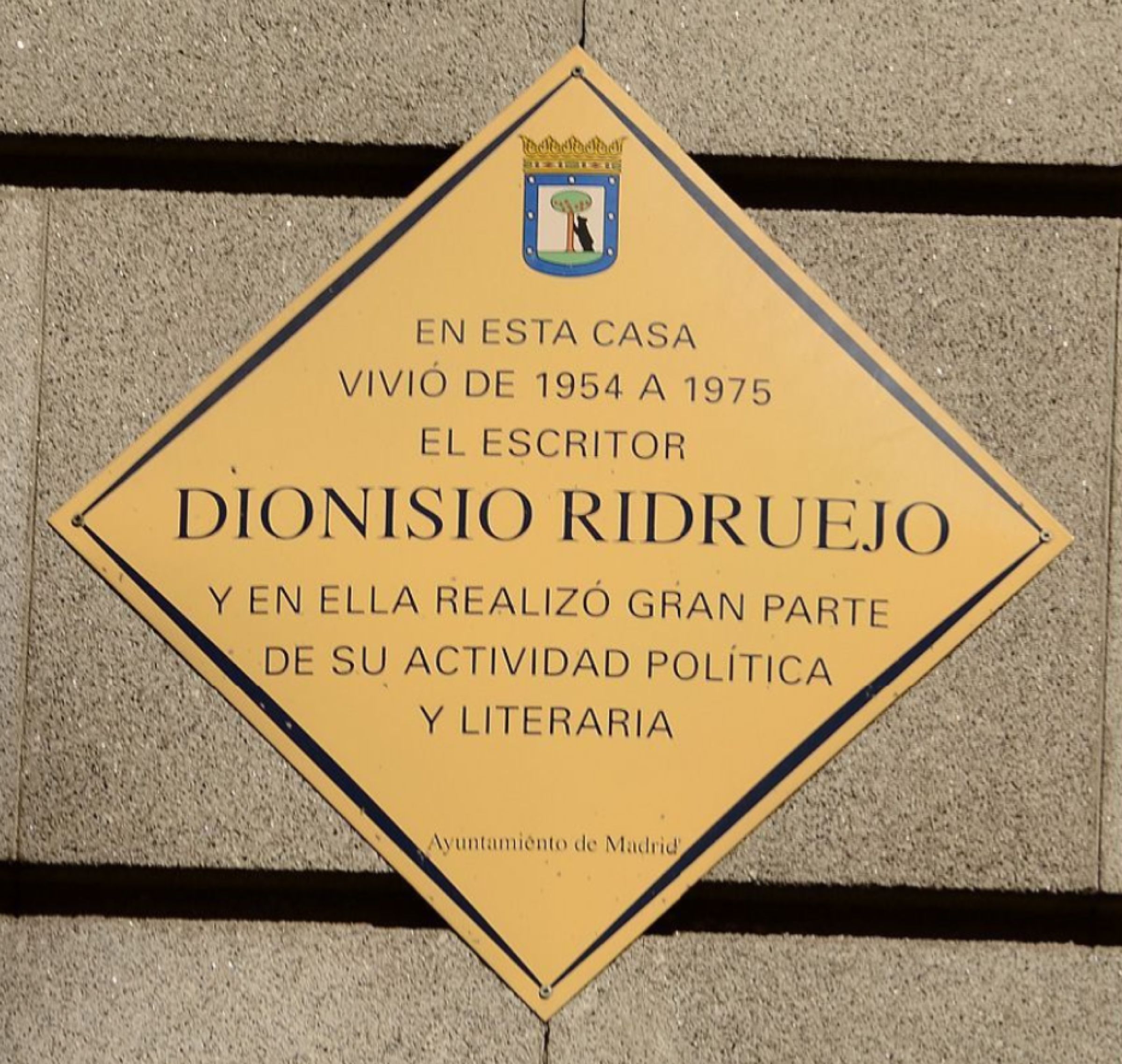 Placa conmemorativa en la calle Ibiza 33, Madrid.