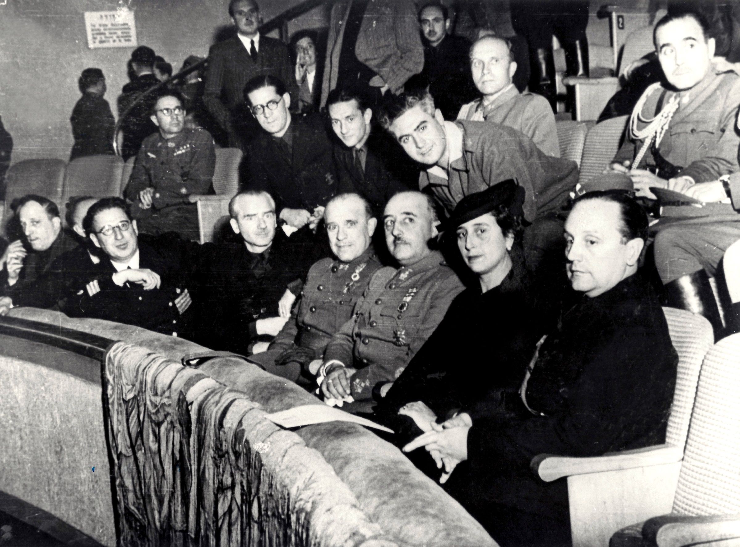 Con Franco, Serrano Suñer y Pilar Primo de Rivera, entre otros.